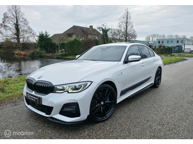 BMW 3 Serie 330e M-pakket / Pano / HUD / / Memory / Full