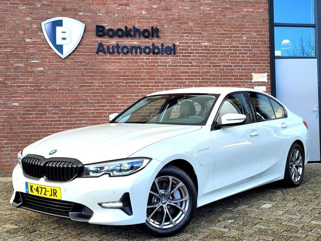 BMW 3 Serie 330e Sport Line 292PK, M-stuur, HIFI, Leer, (1e eig. NL NAP)