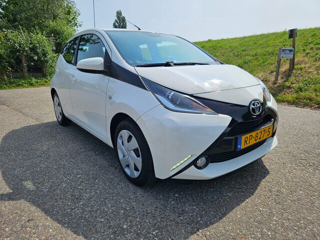 Toyota Aygo 1.0 VVT-i x-play,Navi,Camera,Airco