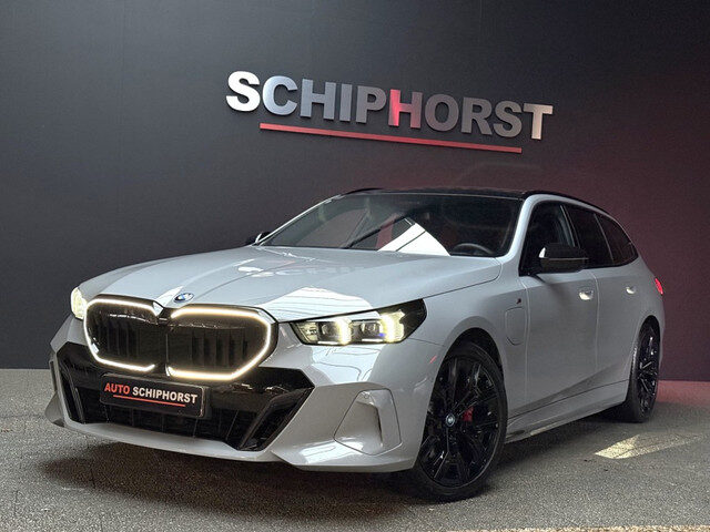 BMW 5 Serie touring 530e x-Drive M-Sport Pro-20 inch trekhaak panorama head-up key-less