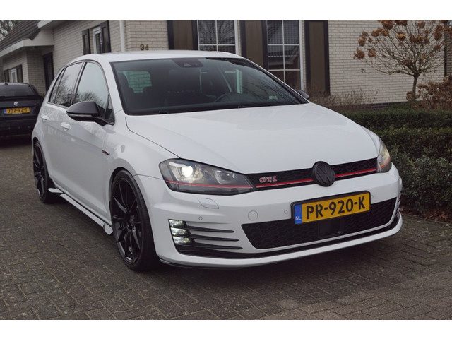 Volkswagen Golf GTI Performance 2.0 TSI (300pk) DSG Custom uitlaat/ACC/Camera/Trekhaak/Keyless/19inc