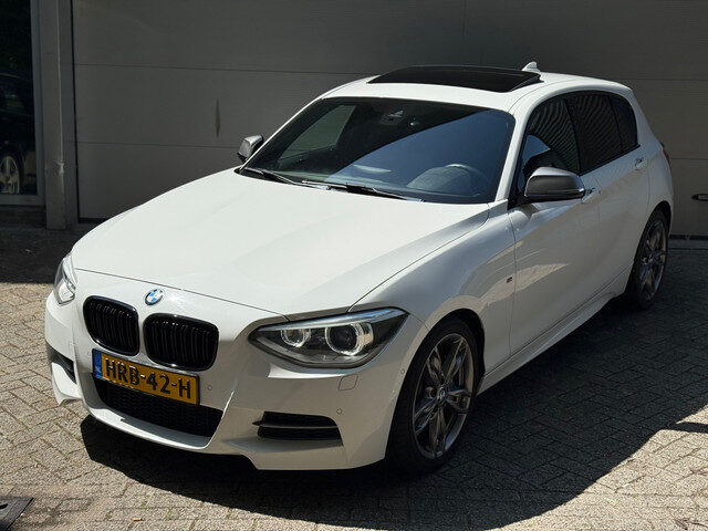 BMW 1 Serie M135i xDrive High Executive l Schuifdak l Volleder l Groot Navi l Bi-Xenon l