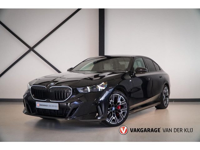 BMW 5 Serie 550e xDrive M-Sport Pro | Panorama | B&W | Driving Ass. + | Trekhaak | 360 Camera | Stoe