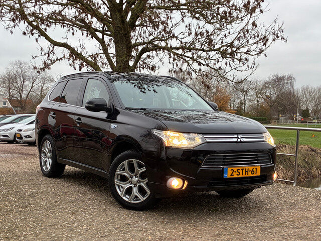 Mitsubishi Outlander 2.0 PHEV Instyle | Schuif/kantel dak + Leder + Cruise + Clima nu € 12.975,-!!!