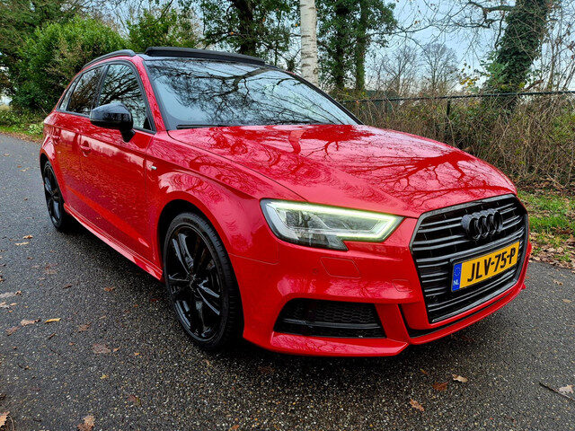 Audi A3 Sportback 35 TFSI S Line black line . Panoramadak . Matrix . 54000 km