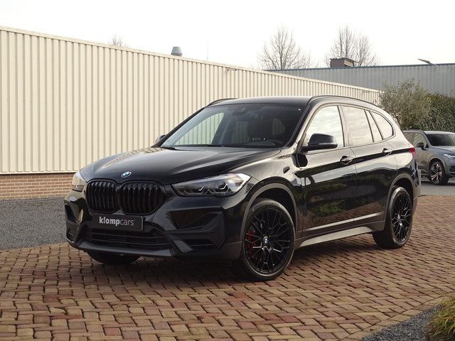 BMW X1 sDrive20i Sportif | All-Black | Uniek | Custom | 19 inch | Nav