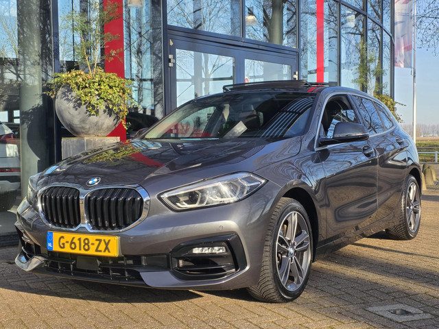 BMW 1 Serie 118i Sport Line AUTOMAAT | Panodak | Navigatie | Climate Control | Cruise Control | Lich