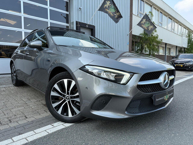 Mercedes-Benz A-Klasse 250 e AMG LED/PDC/CAM/LEER/NAVI/PANO