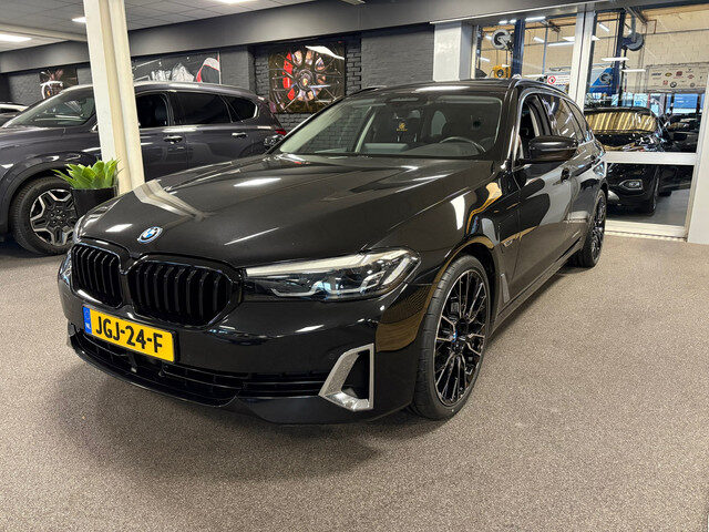 BMW 5 Serie touring 530e xDrive High Executive / leer / pano / navi / trekhaak / Apple carplay