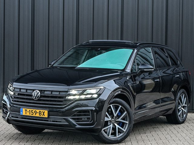 Volkswagen Touareg 3.0 TSi 4MOTION R-LINE · Panoramadak · Luchtvering · Adaptive Cruise Control · Me