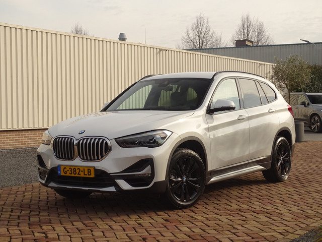 BMW X1 sDrive20i ParelWeiss | Full Options | HUD | NavPro | Stoelverw | All wheater | Uniek