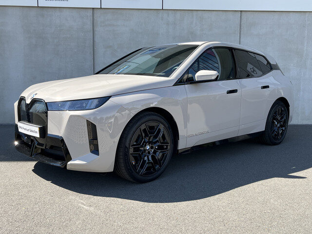 BMW iX xDrive45 101 kWh