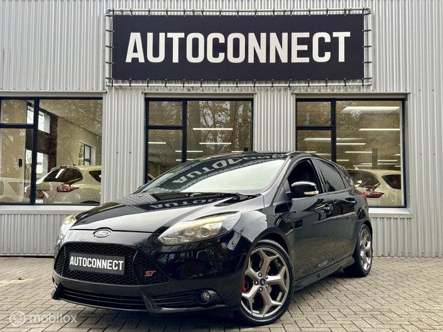 Ford Focus 2.0 EcoBoost ST. LEDER, NAVI, CRUISE, CAMERA, STOELVERWARMING.