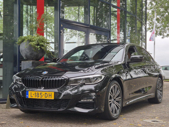 BMW 3 Serie 318i High Executive | M Sport Pack | PDC+Camera | Climate | Panoramadak | Leder |