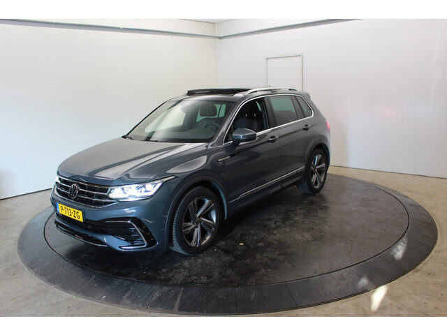 Volkswagen Tiguan 1.5 TSI R-Line EL Trekh+aKlep Panodak Virtual Camera Zwarte hemel bkl