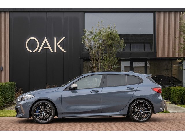 BMW 1 Serie M135i xDrive | Live Cockpit | Panorama | Schaalstoelen | Memory | H&K | Head-Up | 19"LM