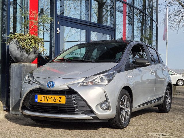 Toyota Yaris 1.5 Hybrid | Navigatie | Lederen bekleding | Schuif/kanteldak | Climate Control | Licht