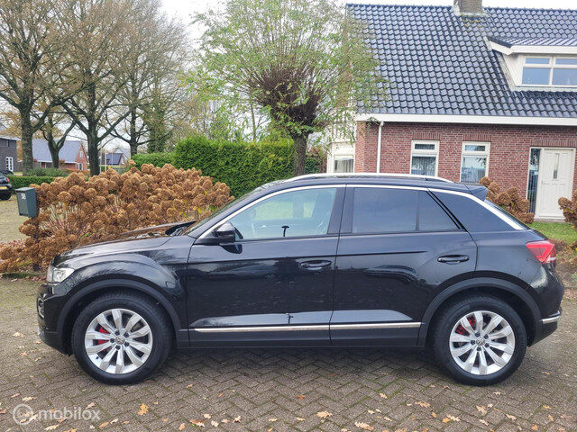 Volkswagen T-Roc 1.5 TSI Sport ,automaat ,trekhaak ,carplay.