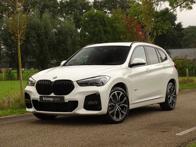 BMW X1 xDrive25i M-Sport | HUD | Carplay | Pano | Ad.Cruise | 19"| All black | Full Options!