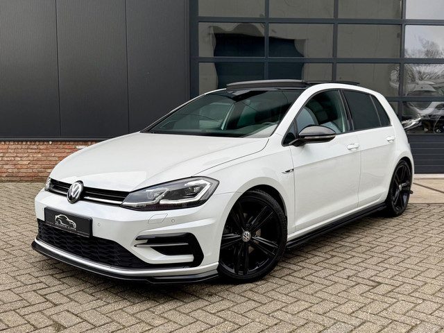 Volkswagen Golf 1.5 TSI Highline R-Line 150pk Pano/Virtual/Keyless/Nieuwstaat
