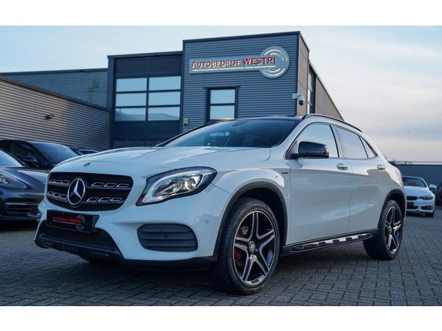 Mercedes-Benz GLA 200 Premium Plus AMG Pakket | Panorama | Automaat | F1 flippers | Airco | Leder/Al