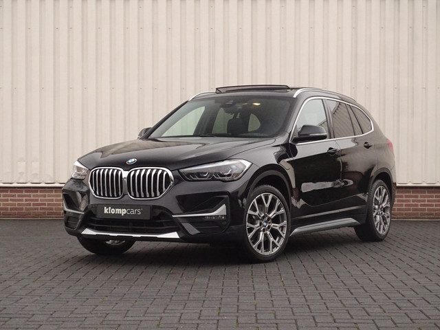 BMW X1 xDrive25e X-Line | Nav-Prof | HUD | Schuifdak | Leer | 19 inch | Trekhaak!