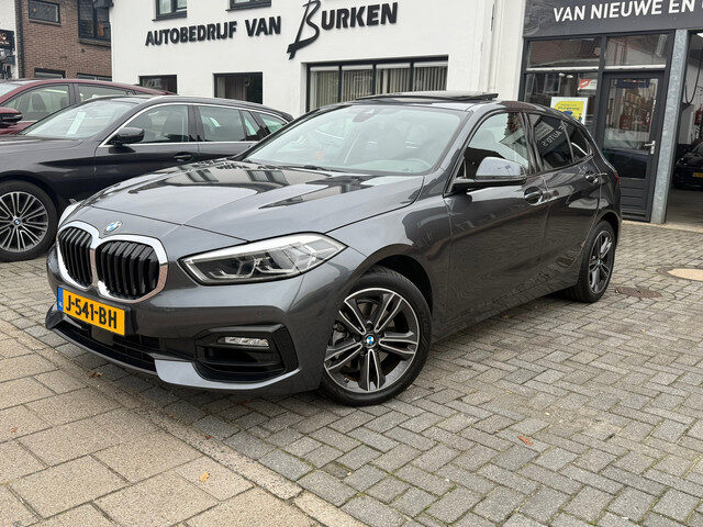 BMW 1 Serie 118i High Executive Edition, Panoramadak,Apple Carplay/Android,Stoelverwarming,Navigatie