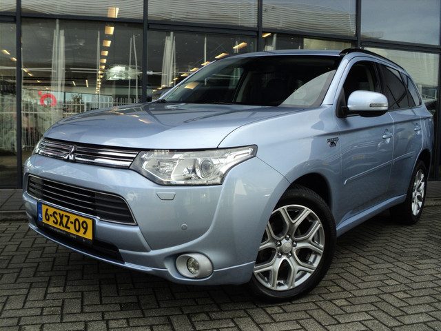 Mitsubishi Outlander 2.0 PHEV instyle+ | 4WD | AUTOMAAT | 203 PK |