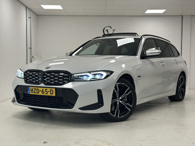 BMW 3 Serie touring 330e xDrive M-Sport | Cognac bekleding | Panoramadak | Head-up-D