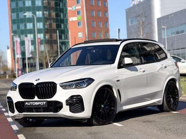 BMW X5 xDrive45e M-Sport Pano Trekhaak Stoelk. Softcl. Swarovski