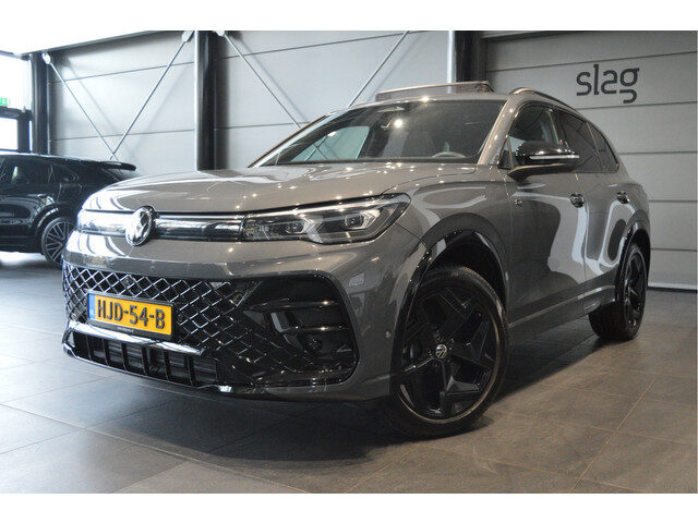 Volkswagen Tiguan 2.0 TDI 3X R-LINE navi pano camera trekhaak 19 inch 150 pk !!