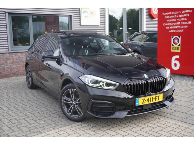 BMW 1 Serie 118i / Pano / Apple Carplay / Parkeercamera / Sportstuur / Stoelverwarming / Sfeerverlic