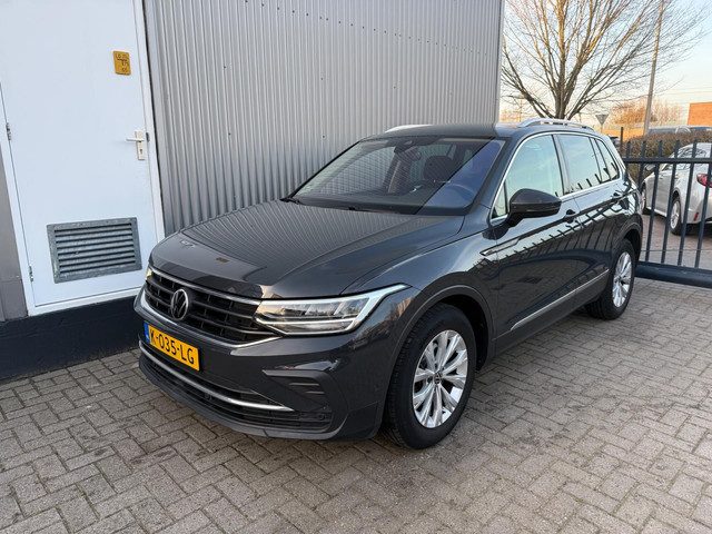 Volkswagen Tiguan 1.5 TSI Life Business / AUTOMAAT / 1E EIGENAAR / VIRTUAL DISPLAY / TREKHAAK / NL-A