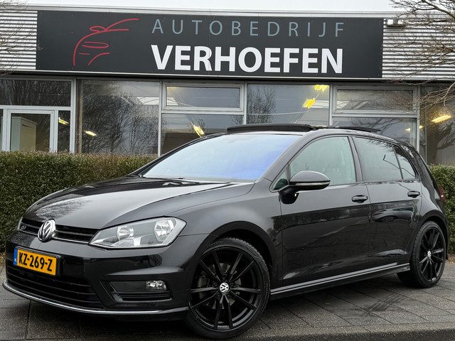 Volkswagen Golf 1.6 TDI - R-LINE - AUTOMAAT - PANORAMADAK - APPLE CARPLAY - PARKEER CAMERA !