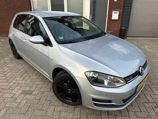 Volkswagen Golf 1.0 TSI Connected Series / Navi / Camera / PDC / Clima / NAP