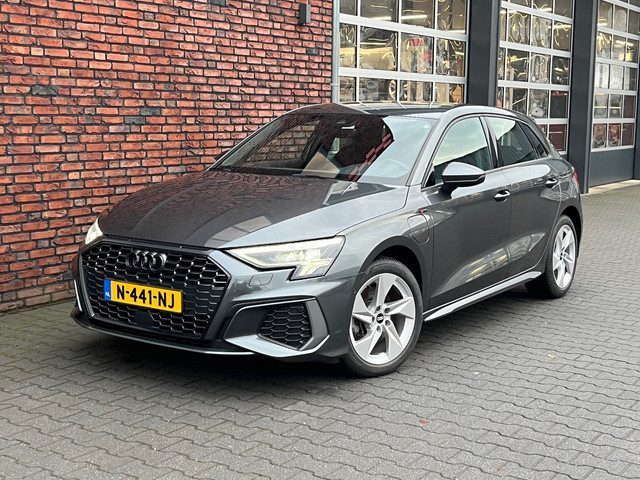 Audi A3 Sportback 45 TFSI e S edition Competition Plug-In ParkeerSensoren/Clima/Airco/Cruise/AppConn