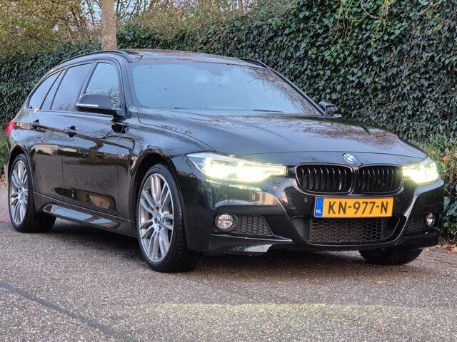 BMW 3 Serie touring M Sport X-drive Apple CarPlay Panorama dealer onderhouden NAP 320i xDrive M Spor