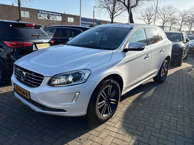 Volvo XC60 2.0 D4 FWD R-Design / leder / cruise-control / Blis /Navigatie / trekhaak / panorama-dak