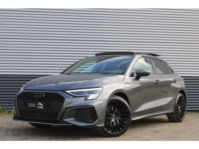 Audi A3 Sportback 40 TFSI e 3x S-Line |Panoramadak | Matrix | Black optik | Elektrische kofferbak| A