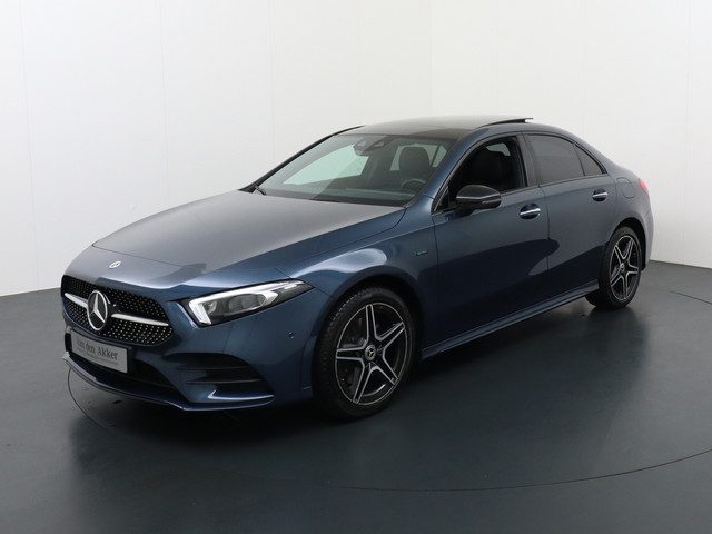 Mercedes-Benz A-Klasse 250e AMG // Panoramadak // Memory // Trekhaak // Keyless // Carplay // Sfeerv