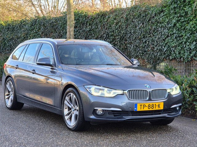 BMW 3 Serie touring Nbt EVO Apple CarPlay LM Velgen Trekhaak NAP NL Gave Kleur 320i Luxury Edition