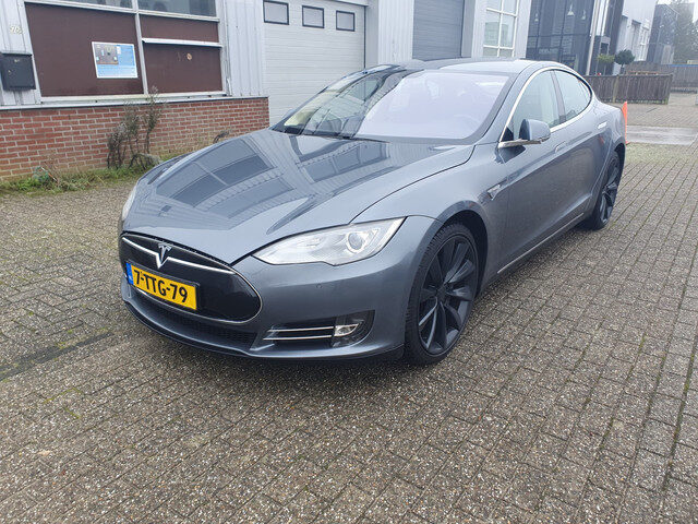 Tesla Model S 85 Base, Free Supercharging