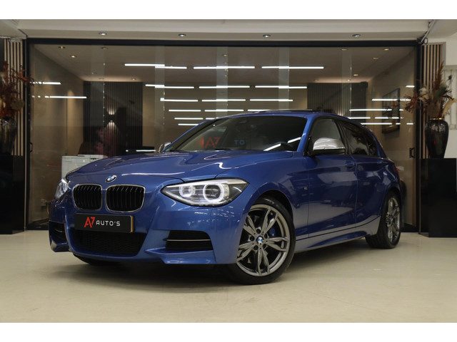 BMW 1 Serie M135i xDrive High Executive M PANO/CARPLAY/LEER/H&K/BOMVOL