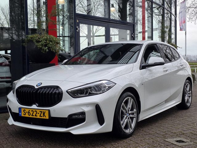 BMW 1 Serie 118i M-SPORT | Navigatie | Stoelen + Stuur verwarmbaar | Cruise Control | Electr. achter
