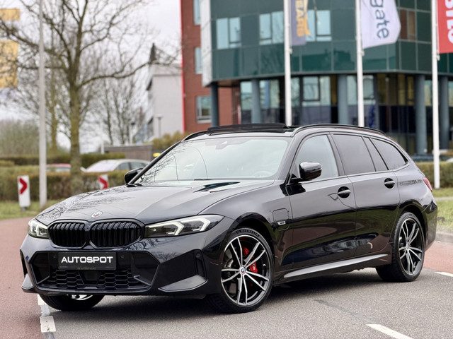 BMW 3 Serie touring 330e M-Sport Pano H&K ACC Trekhaak