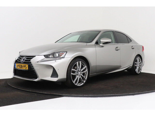 Lexus IS 300h Hybrid | Navigatie | 19" Velgen | PDC V+A | Voorruitverwarming |