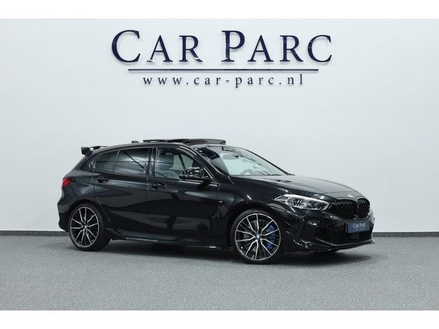 BMW 1 Serie M135i xDrive 306+PK M-PERFORMANCE/LED/VIRTUAL/SFEER/PANO/LEER+S.VERWARMING/CAM/LMV/ACC/E