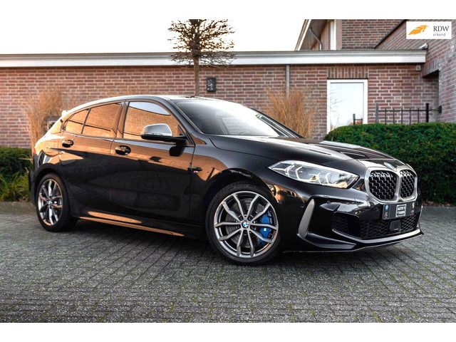 BMW 1 Serie M135i xDrive High Executive 306 PK Dealer o.h. Adaptive Head Up H&K Camera Keyless 18''