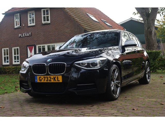 BMW 1 Serie M135i xDrive High Executive Aut. | M-Pakket | Harman-Kardon | Sportstoelen | Prof. Navi