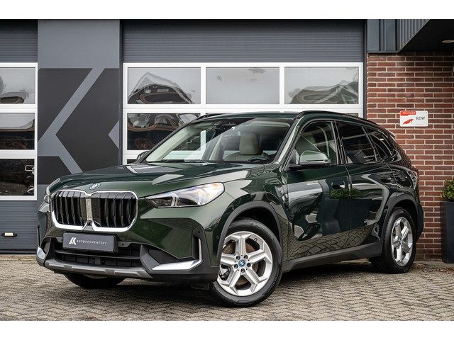 BMW X1 25e xDrive | Head-Up | 360° | Trekhaak | Keyless | Memory | Leder | Sanremo Grün |